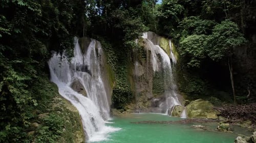 Wasserfall im tropischen Dschungelwald mit mehreren Wasserstromkaskaden