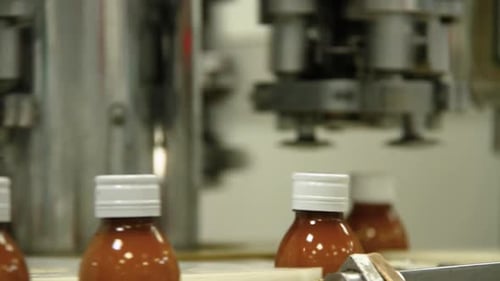 les médicaments en bouteille se déplacent le long du tapis roulant d'une société pharmaceutique. vidéos industrielles.