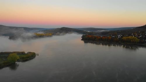 images aériennes du brouillard au-dessus du lac d'automne au lever du soleil