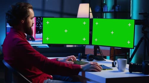 Fotoeditor, der die Anwendung zur Bildretusche auf einem Greenscreen-Display verwendet