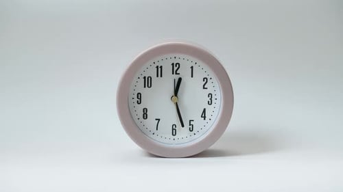 Zeitraffer auf einer modernen weißen Uhr auf Weiß