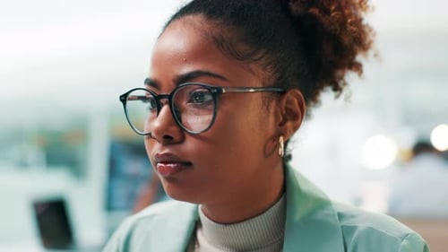 Desarrollador, rostro y mujer sobre la tecnología para la investigación, los proyectos y la actualización de la ciberseguridad en la oficina