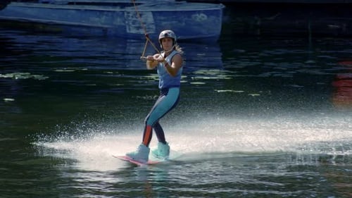 Slim Girl haciendo esquí acuático durante sus vacaciones. Deportes acuáticos extremos. Concepto de estilo de vida saludable. Chica...