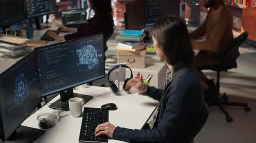Leitender Programmierer im KI-Startup-Büro setzt Kopfhörer auf