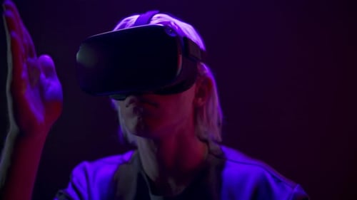 Lunettes VR Metaverse Man jouant au jeu vidéo en gros plan