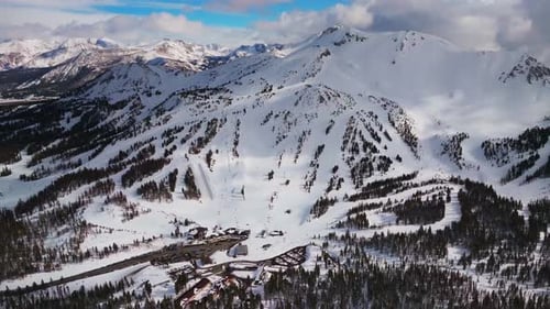 Piste de ski damée, pistes de ski, parking du Main Lodge, station de ski Mammoth Mountaini, Californie, drone aérien, gond