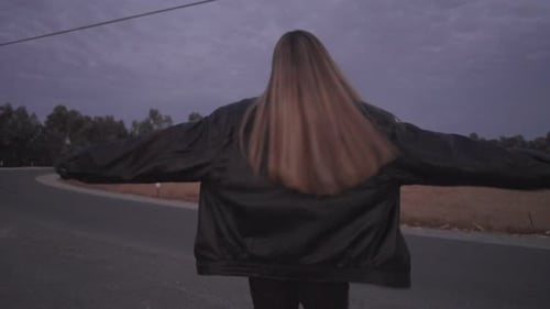 modelo femenina juguetona se siente bien, gira al atardecer, las palmeras en las horas doradas tardan 2