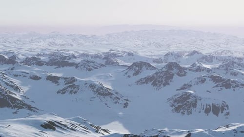 Une majestueuse chaîne de montagnes enneigée en hiver
