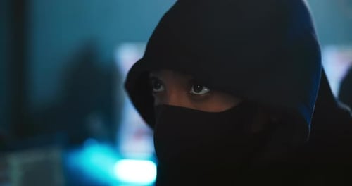 Night, hacker et personne masquée, cybercriminel et mystérieux pour un ransomware au bureau