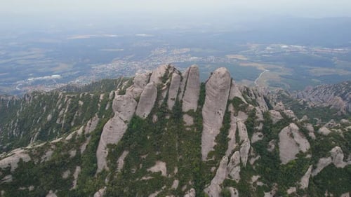 Toma aérea de la singular formación montañosa realizada por un Zumbido cerca del Monasterio de Montserrat en España,