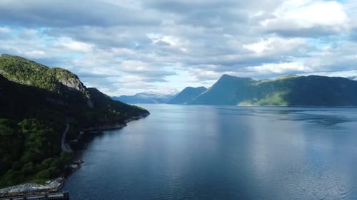 Luftaufnahme über einem Fjord in Norwegen mit Wolken darüber