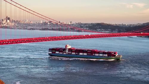 Un navire géant passe sous le Golden Gate Bridge, près de San Francisco, en Californie