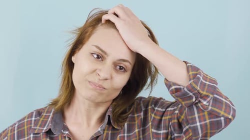 Primer plano La mujer triste estresada está agitada.