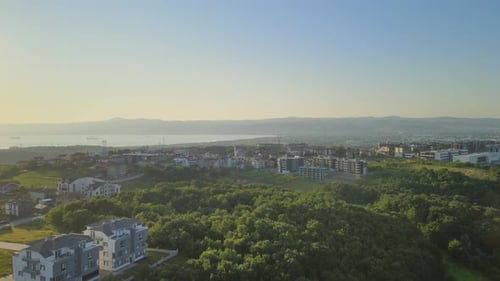 Sonnenuntergang in der Stadt aus der Luft