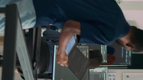 Programador de banco de dados de vídeo vertical trabalhando em código de script HTML para desenvolver o servidor de Aplicativo de programas