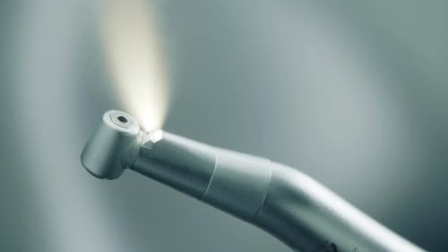 Nahaufnahme einer modernen Dentalturbine, die Funken produziert, Zahnmedizin