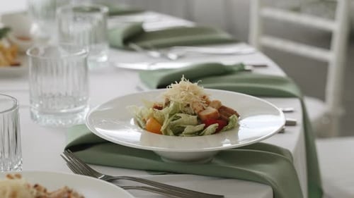 Teller mit portioniertem Salat auf dem Tisch im Restaurant vor dem feierlichen Empfang
