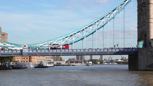 Ônibus vermelho de dois andares atravessando uma ponte em Londres, Inglaterra