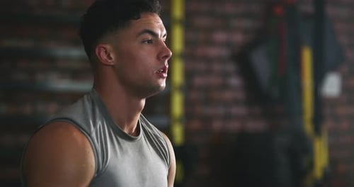 Mann, Atmung und Ruhe für Fitness im Fitnessstudio für intensives Training, Training oder Ausdauertraining