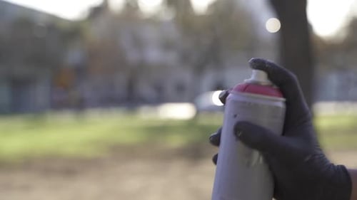 Foto em câmera lenta de pessoa pulverizando tinta spray vermelha no ar - Poluição ambiental da terra - Para