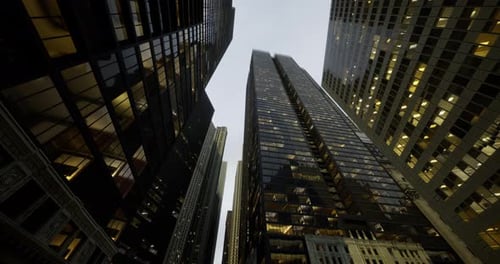 Edificios de gran altura se elevan contra el cielo al anochecer en un paisaje urbano
