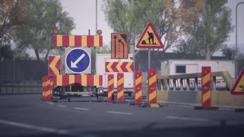 Des détours de circulation sont observés alors que des travaux de construction sont en cours sur la route