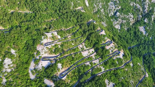 Estrada sinuosa Lovcensky Serpentine com curvas perigosas que levam ao topo do Montenegrino