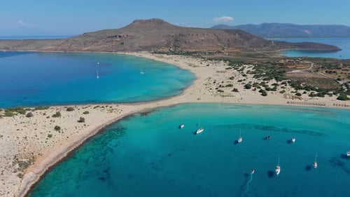 Découvrez le joyau caché de la plage de Simos à Elafonisos, en Grèce, pour des vacances de rêve