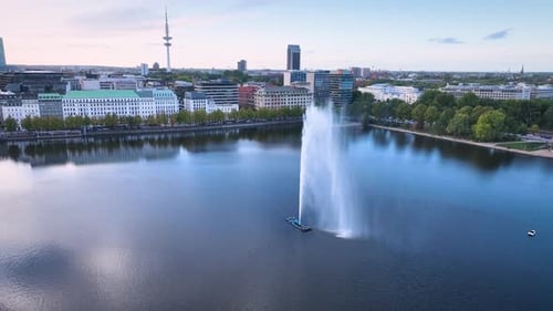 Orbit aérien du lac Alster à Hambourg, où la fontaine Alster occupe le devant de la scène, entourée de