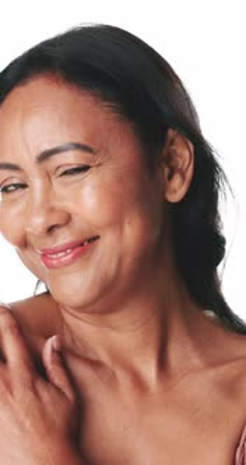 Cuidado de la piel, rostro o mujer en estudio con la mano, piel suave o tersa con tratamiento antienvejecimiento