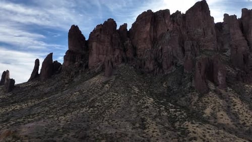 Vue aérienne des montagnes Superstition et du paysage désertique, États-Unis.
