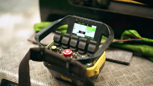 Unidade de controle remoto para operação de guindaste industrial