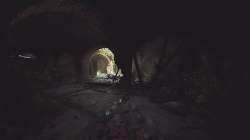 La luz fluye a través de un arco olvidado en una estructura abandonada