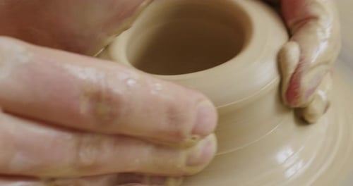 formant un vase avec de l'argile