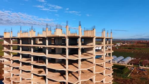 Distanciamiento de un marco de varios pisos del edificio en construcción.