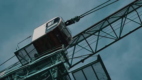 Cabine de conducteur de grue à tour et flèche sur fond de ciel nuageux