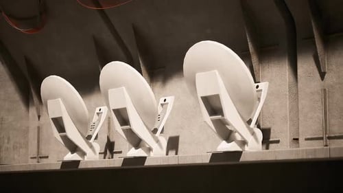 Des antennes paraboliques dans un centre moderne présentant une technologie de pointe