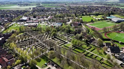 Friedhofsfriedhof neben dem grünen Fußballfeldstadion in einer kleinen amerikanischen Stadt bei Sonnenuntergang. Grünes Labor
