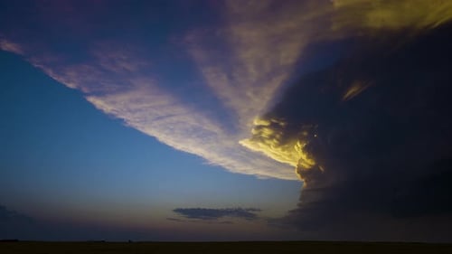 Strahlende Sonnenuntergangsfarben füllen die sich entwickelnden Sturmtürme