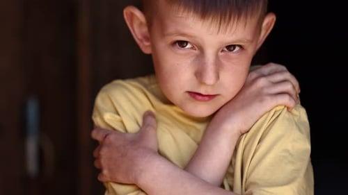 испуганные дети смотрят в камеру