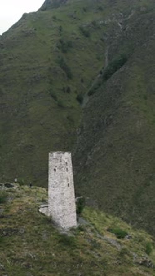Vue aérienne de l'ancienne construction funéraire Tsoy Pede La République tchétchène Russie Action White