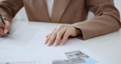 Sessão criativa de planejamento de negócios, ambiente de escritório, captura de perto a perspectiva profissional