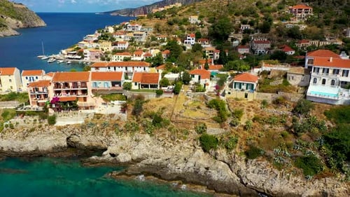 Pueblo de Assos en Cefalonia, Grecia. Bahía de color turquesa en el mar Mediterráneo con hermosos colores