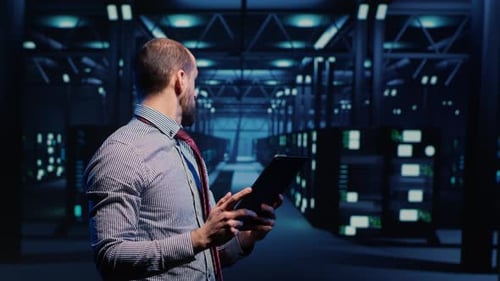 Administrateur système activant le matériel dans le centre de données