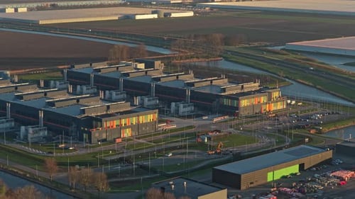 Luftaufnahme eines großen Rechenzentrumskomplexes bei Sonnenaufgang