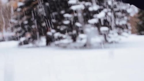Konzept „Menschen, Jahreszeit, Feiertage und Weihnachten“ — Schneegießen von Hand im Winter