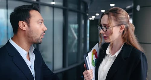 Geschäftsmann kommt zu spät zum Meeting, checkt, schaut zu und rennt in Zeitlupe