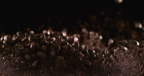 Kaffeebohnen und Kaffeesatz kaskadieren in einer Superzeitlupen-Phantom Flex 4K-Aufnahme