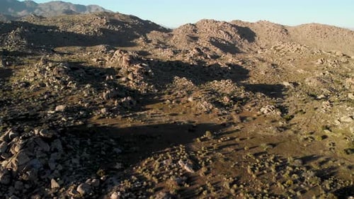Survol aérien lent capturant le terrain accidenté de Hellhole Palms, en Californie.