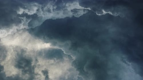 trovoada, céu escuro e nuvens cumulonimbus se movendo com relâmpagos